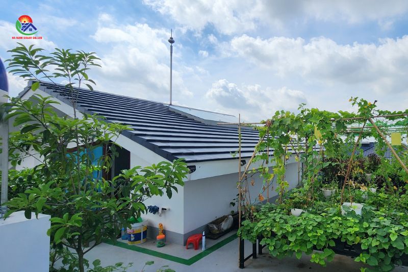 Đèn sân vườn năng lượng dùng để trang trí và chiếu sáng cho các khu vực ngoài trời như sân vườn, lối đi và các không gian xanh.